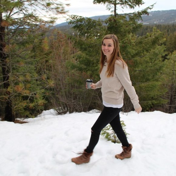 Meet your Posher, Hillary - Picture 1 of 2